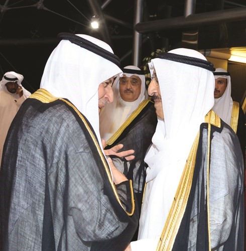 صاحب السمو الأمير الشيخ صباح الأحمد مصافحا السفير السعودي د.عبدالعزيز الفايز﻿