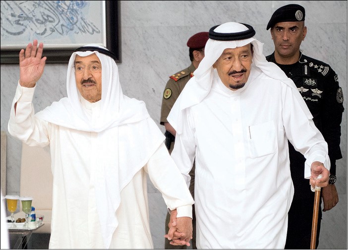صاحب السمو الأمير الشيخ صباح الأحمد وخادم الحرمين الشريفين الملك سلمان بن عبدالعزيز يدا بيد في جدة أمس الأول
