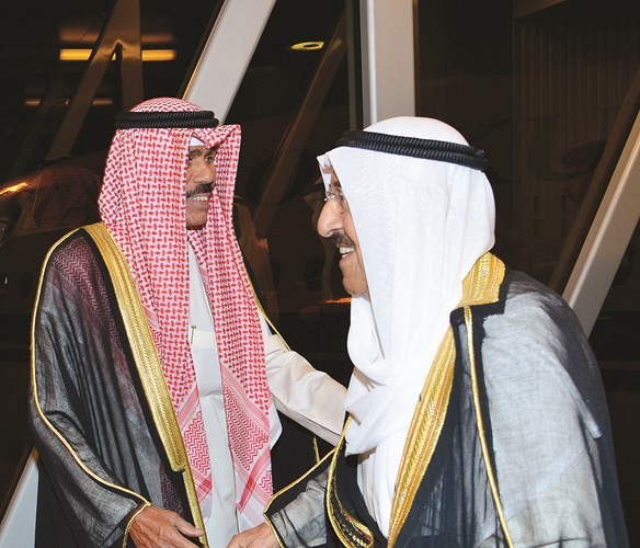 صاحب السمو الأمير الشيخ صباح الأحمد لدى عودته وفي استقباله سمو ولي العهد الشيخ نواف الاحمد﻿