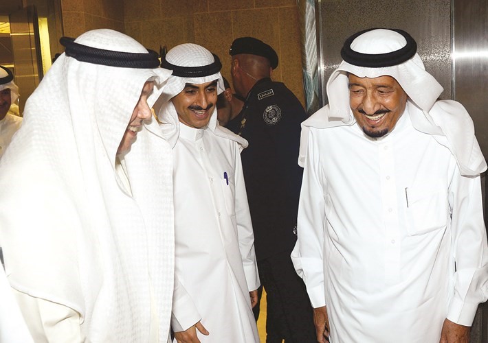 خادم الحرمين الشريفين الملك سلمان بن عبدالعزيز آل سعود والسفير أحمد فهد الفهد والسفير الشيخ ثامر الجابر ﻿