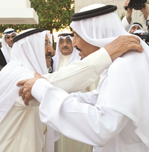 صاحب السمو الأمير الشيخ صباح الأحمد وفي استقباله خادم الحرمين الشريفين الملك سلمان بن عبدالعزيز آل سعود﻿