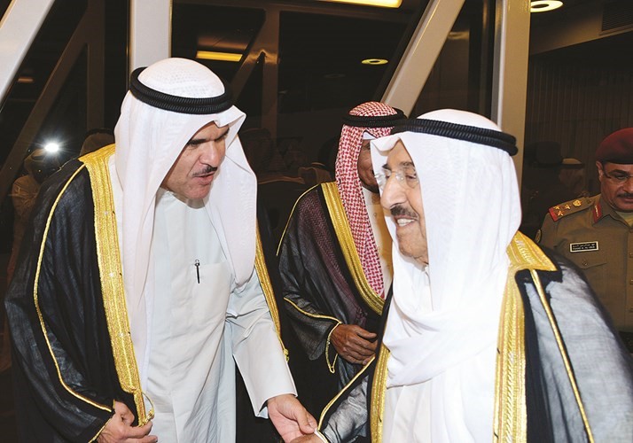 صاحب السمو الأمير الشيخ صباح الأحمد مصافحا الشيخ سلمان الحمود﻿