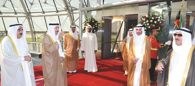 صاحب السمو الأمير الشيخ صباح الأحمد قبيل مغادرته إلى دبي وفي وداعه مرزوق الغانم والشيخ جابر العبدالله والشيخ فيصل السعود﻿