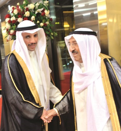 صاحب السمو الأمير الشيخ صباح الأحمد مصافحا مرزوق الغانم﻿