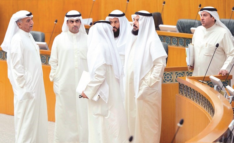 م. محمد الهدية ود.جمعان الحربش ومحمد هايف ورياض العدساني وشعيب المويزري﻿