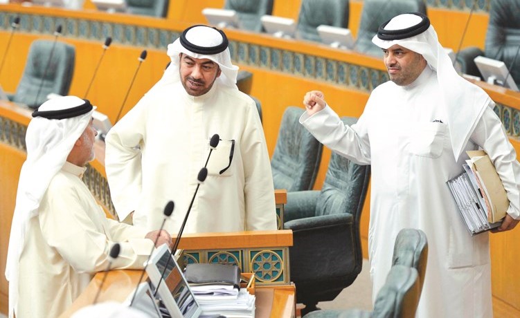 مبارك الحجرف وعلي الدقباسي وصالح عاشور﻿