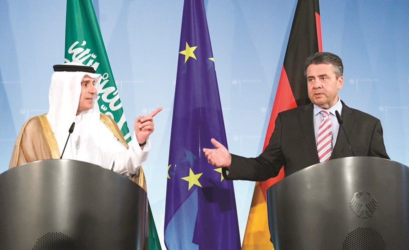 وزير الخارجية السعودي عادل الجبير في مؤتمر صحافي في برلين مع نظيره الألماني زيغمار غابريل امس(أ.ف.پ)﻿