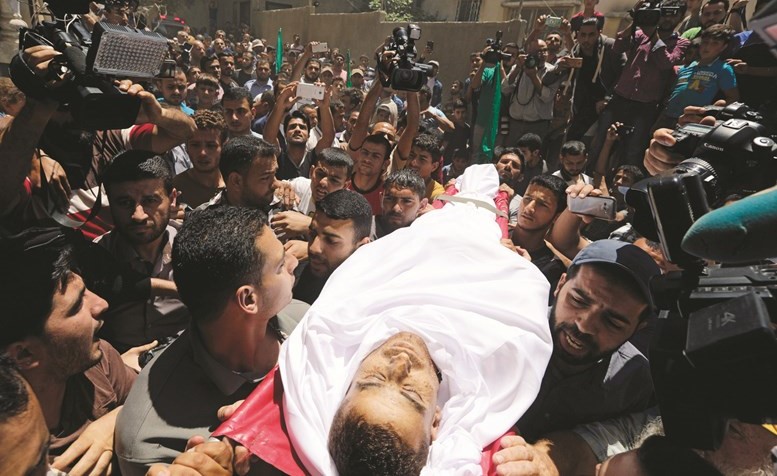 تشييع جثمان الشاب الفلسطيني الذي قتلته قوات الاحتلال في كفر قاسم العربية وسط إسرائيل(رويترز)﻿