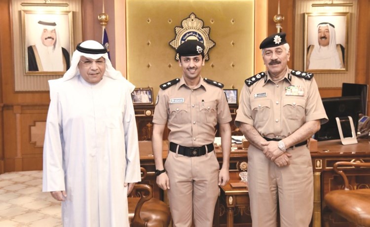 الشيخ خالد الجراح مستقبلا الملازم اول محمد النمران بحضور الفريق الدوسري﻿