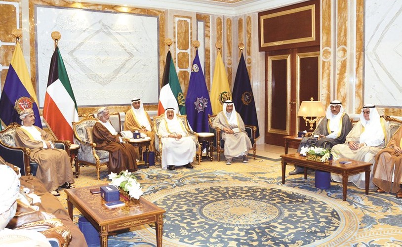 صاحب السمو الأمير مستقبلا الشيخ صباح الخالد ويوسف بن علوي بحضور سمو الشيخ جابر المبارك ويبدو المستشار خالد الفليج والسفير احمد فهد الفهد﻿