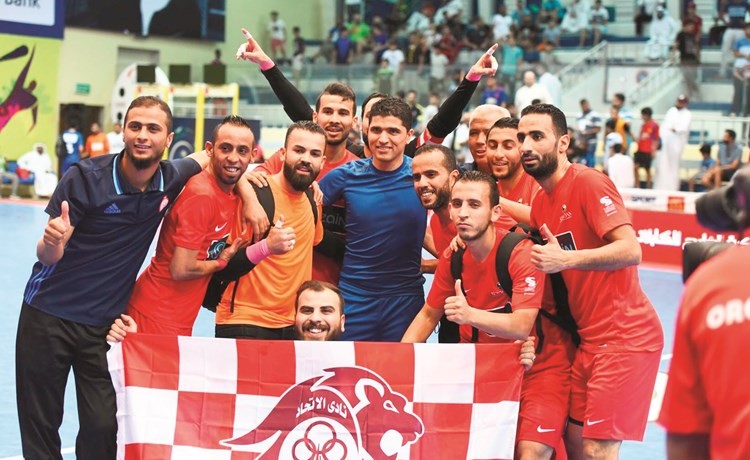 لاعبو الاتحاد الليبي مع نجم ليبيا طارق التايب عقب التأهل﻿