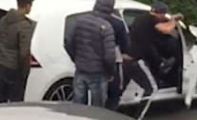 بالفيديو .. سائق إنكليزي غاضب يهاجم آخر على الطريق محاولاً خلع باب سيارته.. ومحجبة تتدخل لتهدئة الوضع
