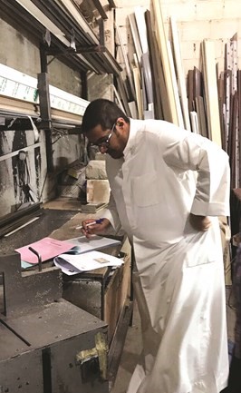 تحرير مخالفة إعلان في أحد محلات العاصمة﻿
