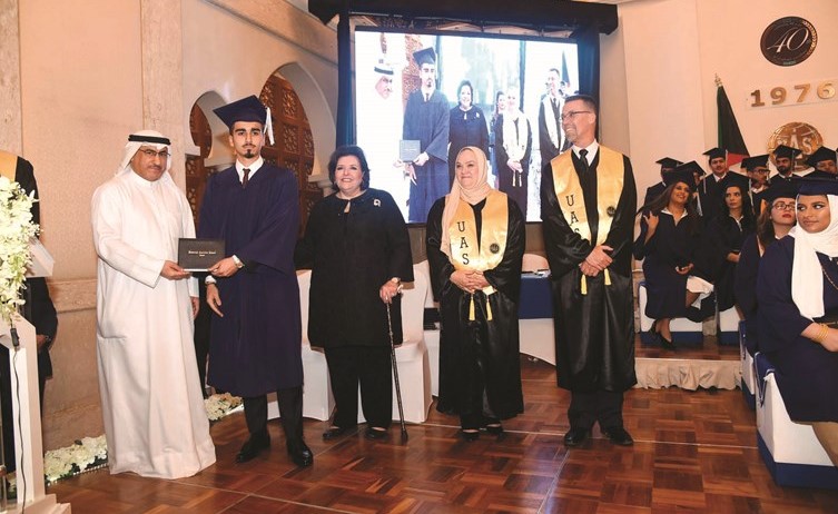 الخريج محمد كمال يتوسط د.محمد الفارس ونورة الغانم﻿