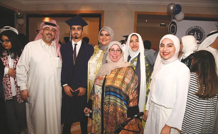 الخريج محمد كمال يتوسط ذويه﻿