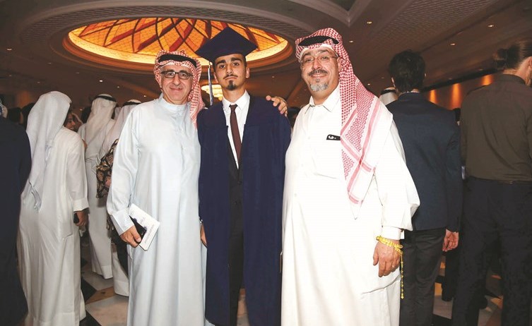 محمد كمال يتوسط والده وعمه﻿
