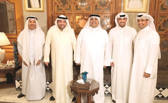 رئيس التحرير الزميل يوسف خالد المرزوق ومرزوق خالد يوسف المرزوق يهنئان فهد الصانع بحضور خلدون الصانع وناصر المانع﻿