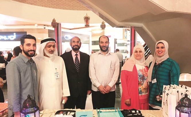 د.عادل التركيت ود. ماجد رضوان والصيدلي فيصل المنيس مع المشاركين بالتوعية﻿