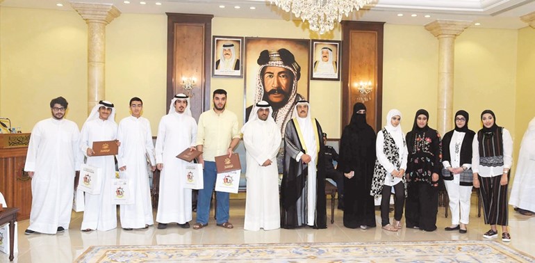 الرجيب مع عدد من الطلبة والطالبات الفائقين ﻿