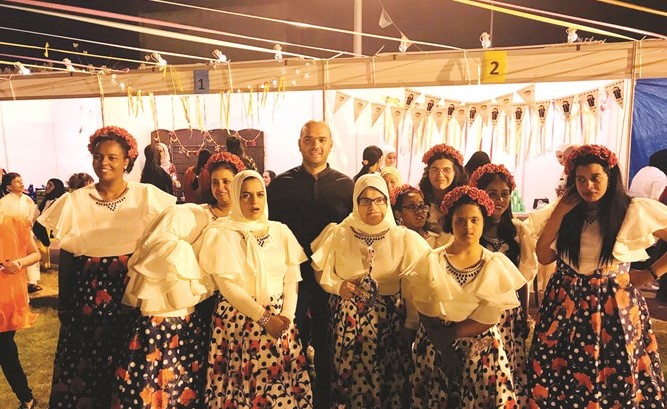 لقطة جماعية للمشاركين في الاحتفال بالقرقيعان ﻿