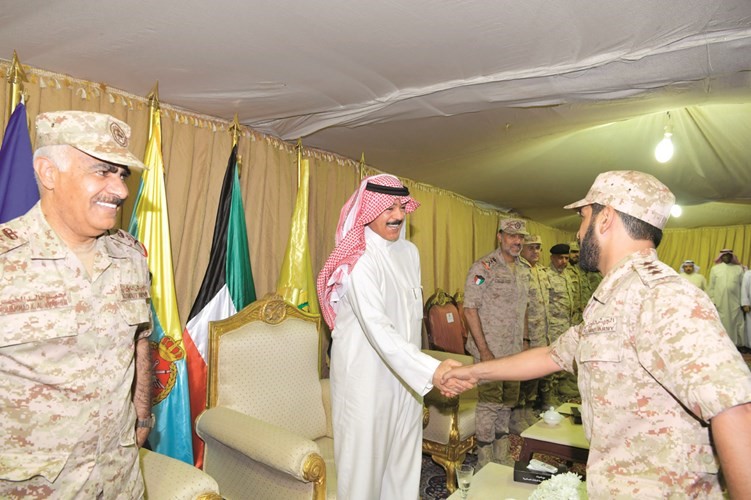 الشيخ محمد الخالد مصافحا أحد الضباط﻿