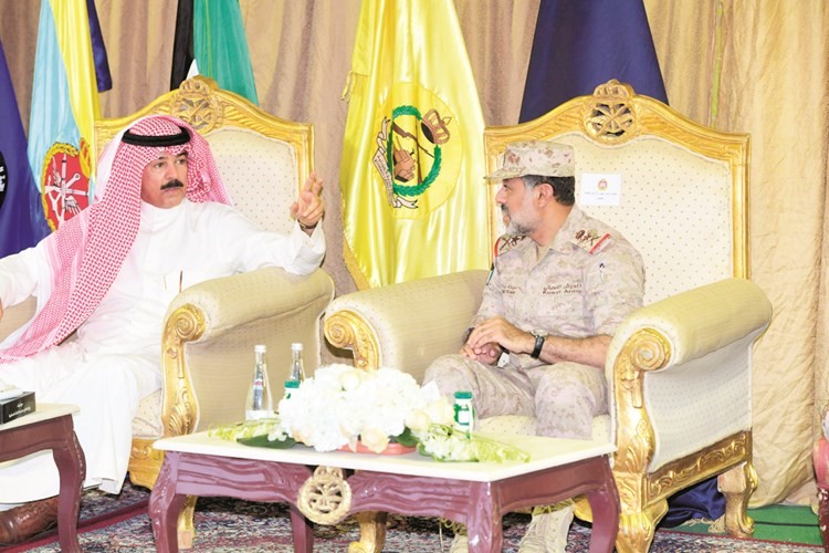 الشيخ محمد الخالد متحدثا إلى الفريق الركن الشيخ عبدالله النواف﻿