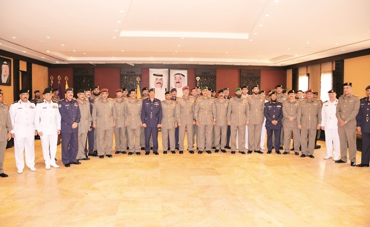 الفريق الركن محمد الخضر والفريق الركن عبدالله النواف يتوسطان الضباط المرقين﻿