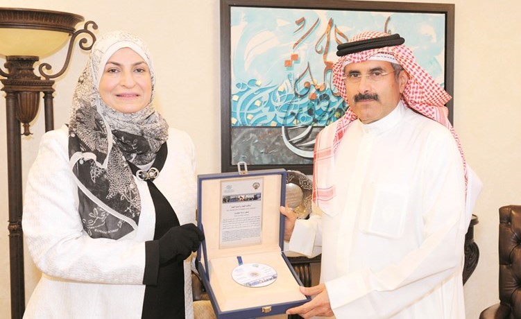 إيمان عريقات تسلم الشيخ مبارك الدعيج نسخة من الفيلم﻿