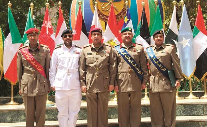 عدد من الضباط الكويتيين الخريجين﻿