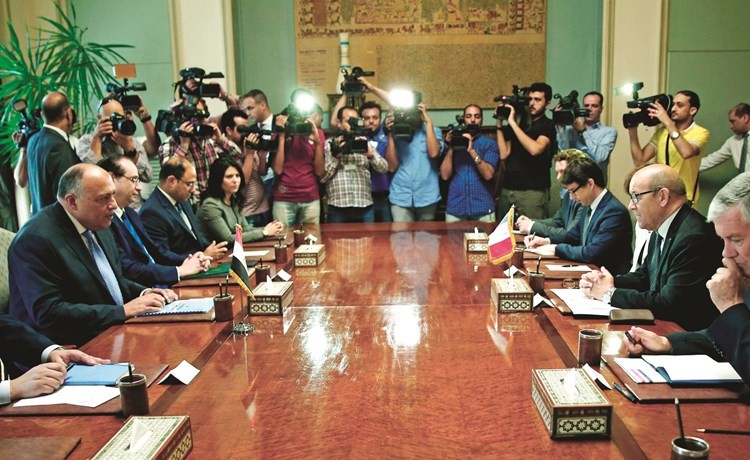 جانب من جلسة المباحثات بين سامح شكري وجون ايف لودريان	(رويترز)﻿