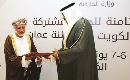 الشيخ صباح الخالد ووزير الشؤون الخارجية العماني يوسف بن علوي ﻿