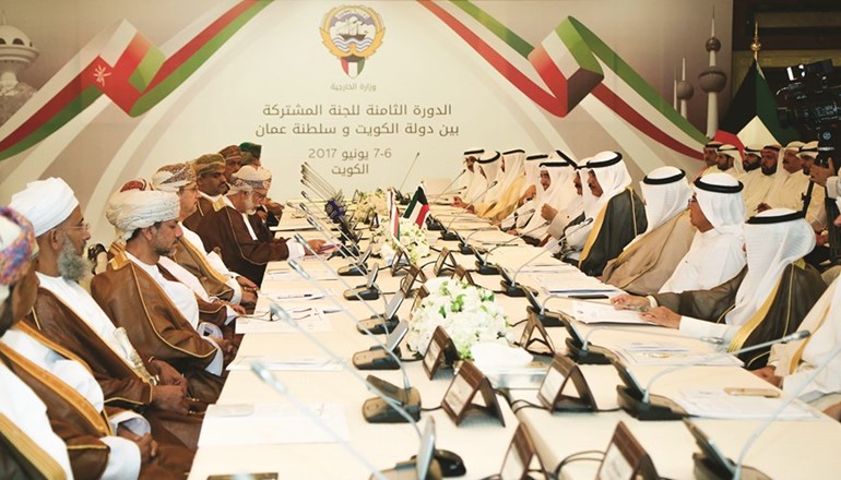 الشيخ صباح الخالد ويوسف بن علوي يترأسان الجانبين الكويتي والعماني لدى افتتاح الاجتماع ﻿