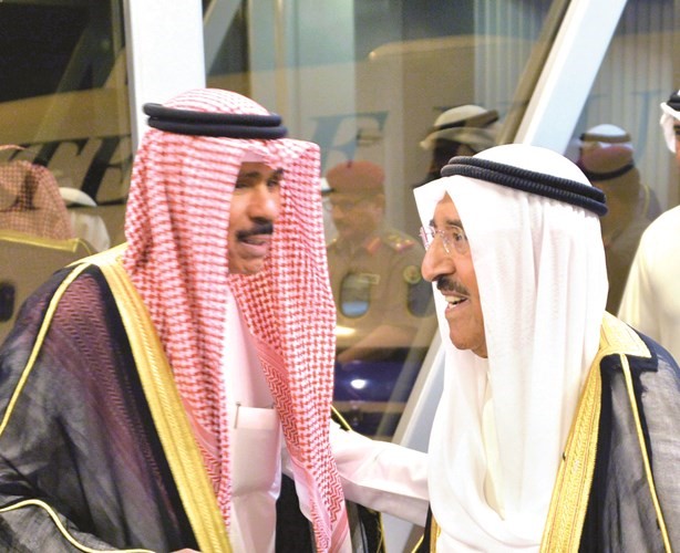 صاحب السمو لدى عودته إلى البلاد وفي استقباله سمو ولي العهد الشيخ نواف الأحمد ﻿