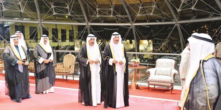 الشيخ جابر العبدالله والشيخ فيصل السعود والشيخ مشعل الأحمد وسمو الشيخ ناصر المحمد في استقبال صاحب السمو ﻿