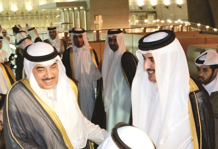 صاحب السمو الشيخ تميم بن حمد مصافحا الشيخ صباح الخالد﻿