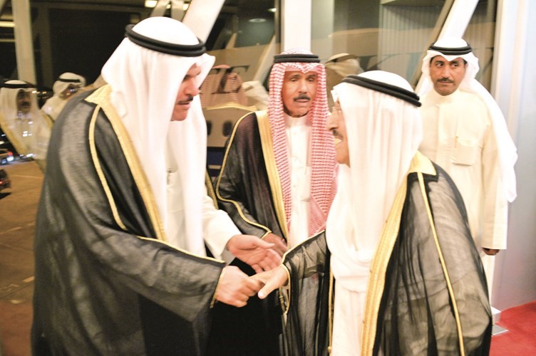 صاحب السمو مصافحا الشيخ سلمان الحمود﻿