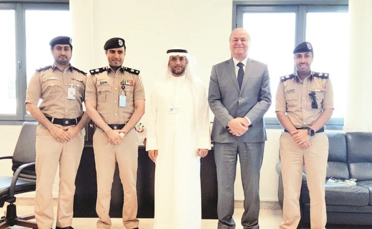 عميد كلية التمريض د.نبيل كمال ومساعد العميد للشؤون الأكاديمية د.علي فلاح الحجرف مع وفد الداخلية﻿