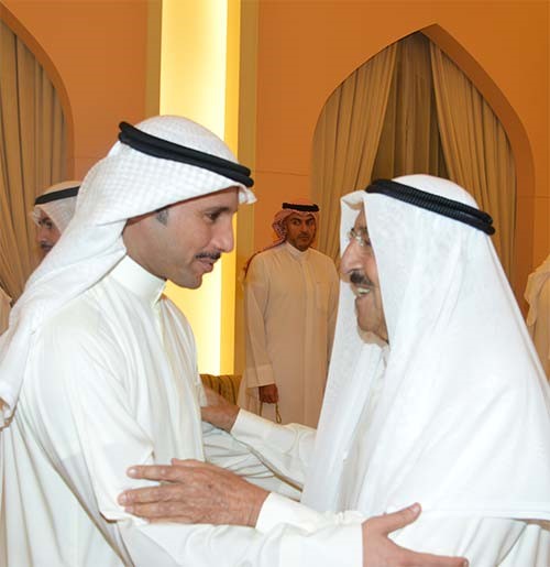 صاحب السمو الأمير الشيخ صباح الأحمد مصافحا رئيس مجلس الأمة مرزوق الغانم