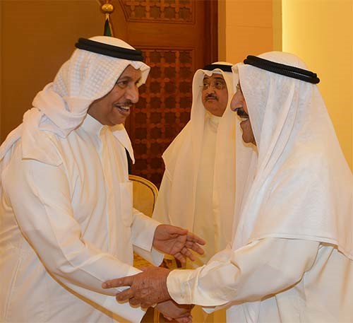 صاحب السمو الأمير الشيخ صباح الأحمد مصافحا سمو رئيس مجلس الوزراء الشيخ جابر المبارك