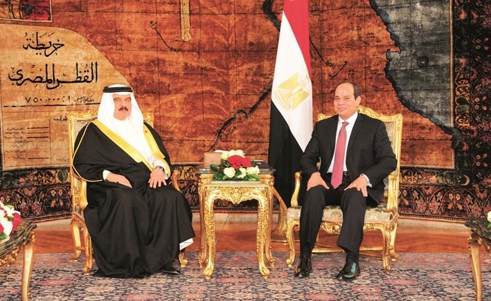 الرئيس عبدالفتاح السيسي والعاهل البحريني الملك حمد بن عيسى أثناء جلسة المباحثات في القاهرة أمس الأول(كونا)