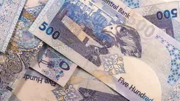 الريال القطري يهبط لمستوى جديد هو الأدنى له منذ سنوات أمام الدولار