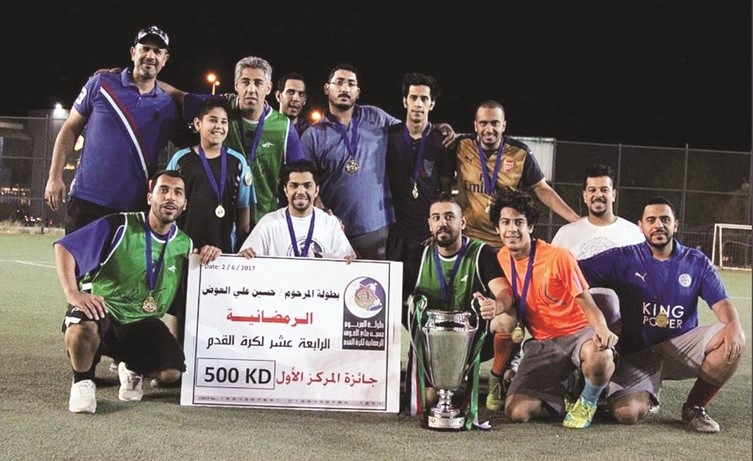 فريق بومجداد بعد تتويجه باللقب﻿
