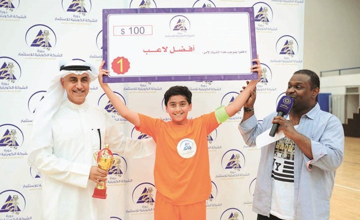 الرئيس التنفيذي للشركة الكويتية للاستثمار متوجا منتصر سليمان بلقب أفضل لاعب﻿