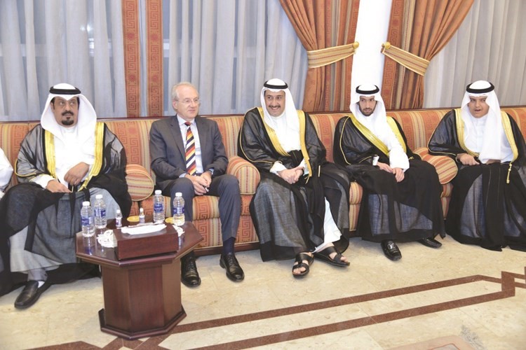 أحد السفراء مباركا﻿