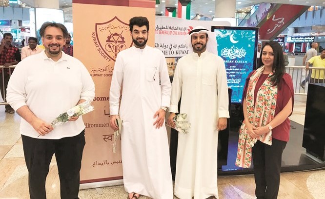 شيماء الشطي وحسين ششتري وعوض في استقبال أحد المعتمرين﻿