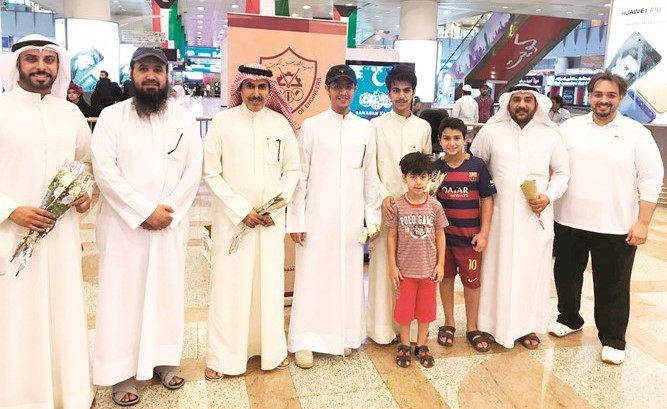 رئيس الجمعية محمد عوض وحسين ششتري مع عدد من المعتمرين﻿