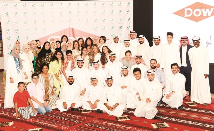 لقطة تجمع الطلبة المتطوعين ورنا عبدالرحيم ممثل الداو وعضوات مجلس الإدارة وفريق لوياك﻿