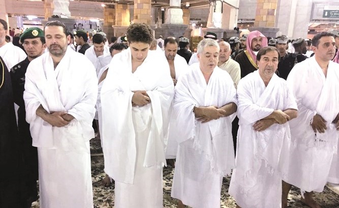 رئيس الوزراء سعد الحريري وابنه خلال تأدية مناسك العمرة			(محمود الطويل)﻿