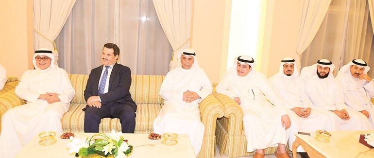 سعد الخنفور وعبدالله فهاد وماجد المطيري وعسكر العنزي وشعيب المويزري ود. جمال الحربي وصلاح خورشيد﻿