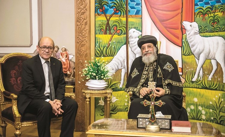 البابا تواضروس الثاني مستقبلا وزير خارجية فرنسا جان إيف لودريان بالكاتدرائية المرقسية بالعباسية(ا.ف.پ)﻿